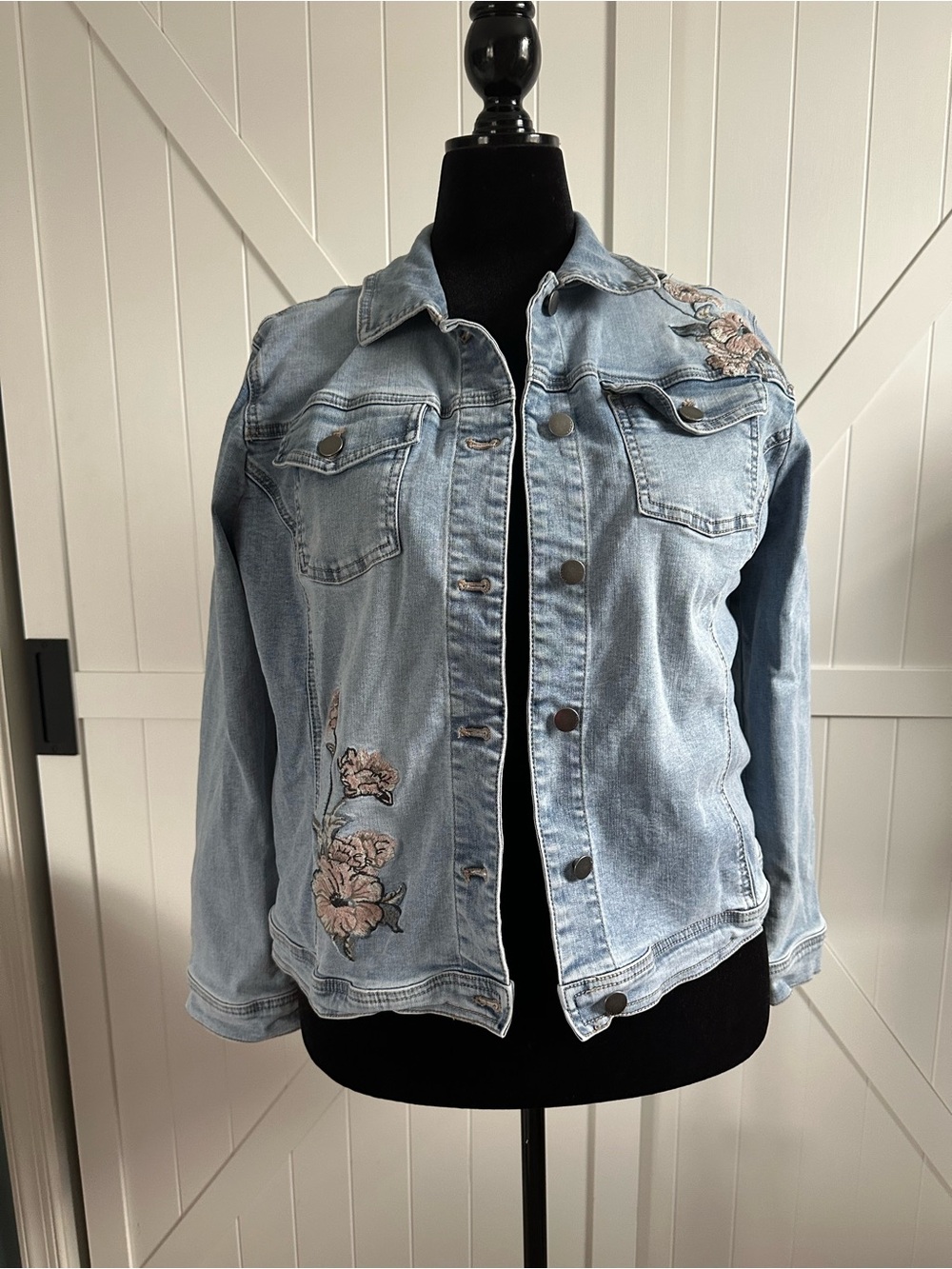 Chico’s Size 2 Light Wash Floral Embroidered Stretch Denim Jean Jacket Large 12
